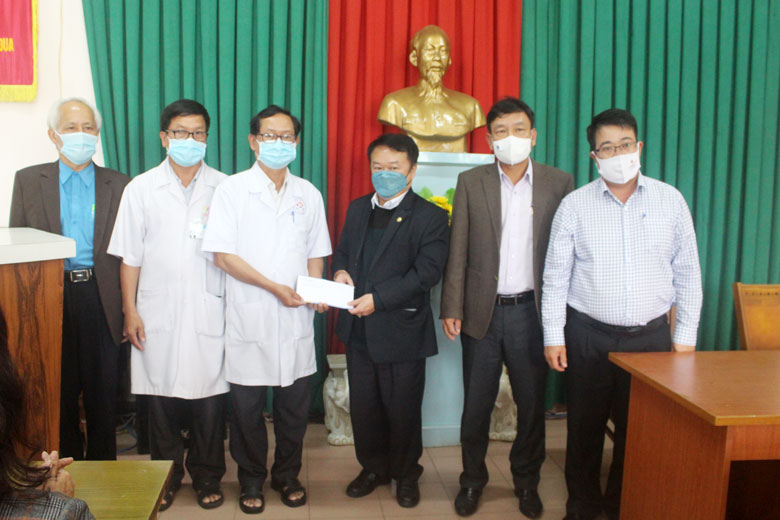 Trưởng Ban Tuyên giáo Tỉnh ủy thăm, tặng quà lực lượng tuyến đầu chống dịch của huyện Đức Trọng