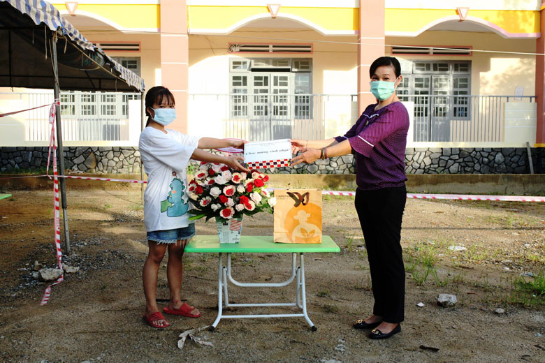 Đạ Tẻh: Tặng quà sinh nhật cho công dân khu cách ly
