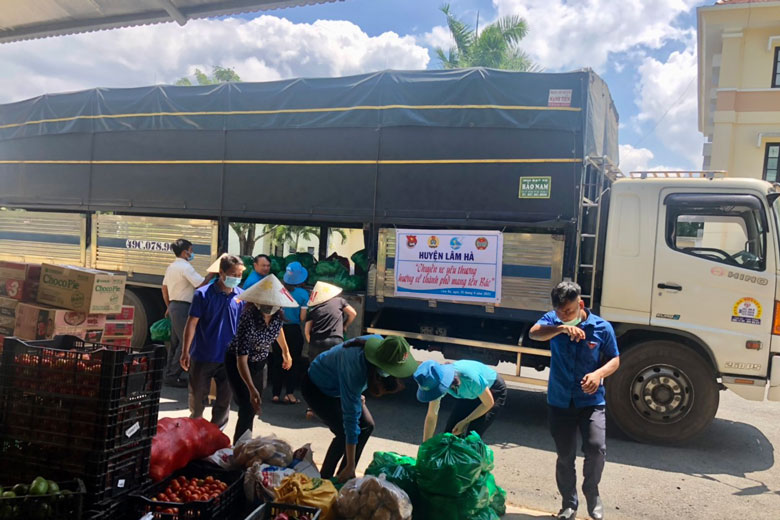 Chuyến xe yêu thương do Huyện đoàn, LĐLĐ huyện, Hội LHPN, Hội Nông dân vận động đoàn viên, hội viên trong huyện