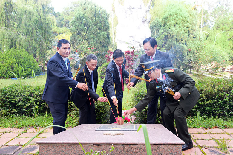 Lãnh đạo tỉnh thành kính thắp hương tưởng niệm các Anh hùng, liệt sỹ nhân dịp Quốc khánh 2/9/2020. Ảnh: Văn Báu