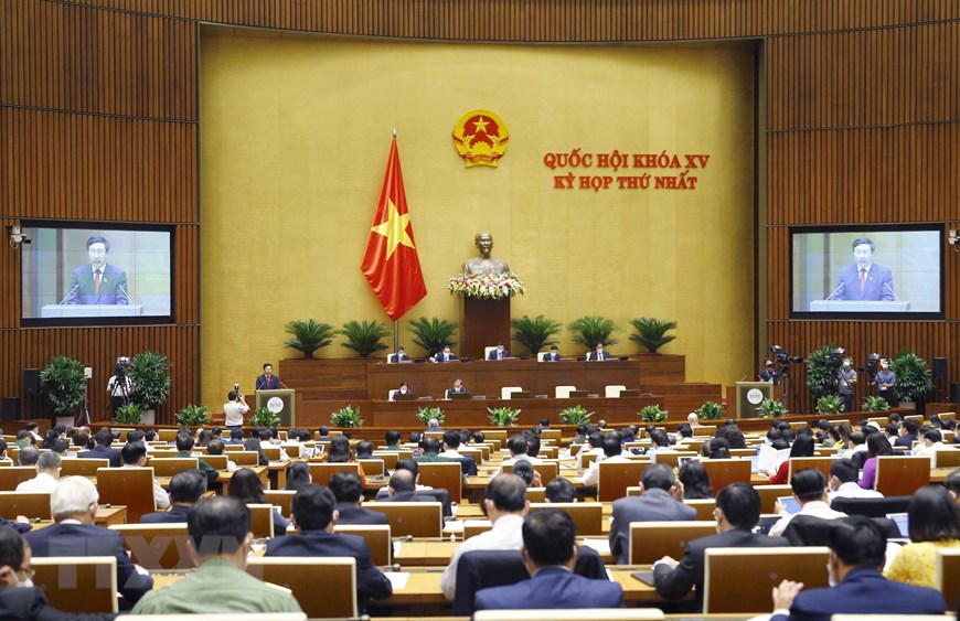 Phó Thủ tướng Chính phủ nhiệm kỳ 2016-2021 Phạm Bình Minh trình bày Báo cáo về đánh giá kết quả thực hiện kế hoạch phát triển kinh tế-xã hội, ngân sách nhà nước 6 tháng đầu năm và các giải pháp thực hiện kế hoạch phát triển kinh tế-xã hội, ngân sách nhà nước 6 tháng cuối năm 2021. (Ảnh: Doãn Tấn/TTXVN)