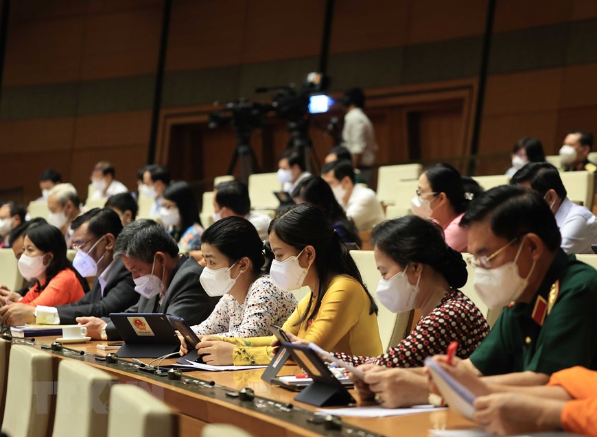 Sáng 22/7/2021, Quốc hội họp phiên toàn thể tại hội trường để nghe trình bày Báo cáo về đánh giá kết quả thực hiện kế hoạch phát triển kinh tế-xã hội, ngân sách nhà nước 6 tháng đầu năm và các giải pháp thực hiện kế hoạch phát triển kinh tế-xã hội, ngân sách nhà nước 6 tháng cuối năm 2021. (Ảnh: Thống Nhất/TTXVN)