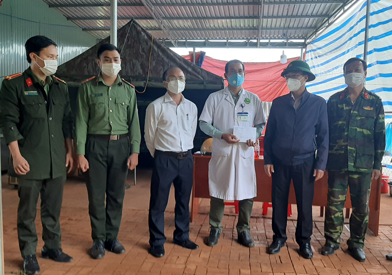 Di Linh thăm hỏi, động viên lực lượng làm nhiệm vụ tại chốt kiểm soát dịch xã Gia Bắc
