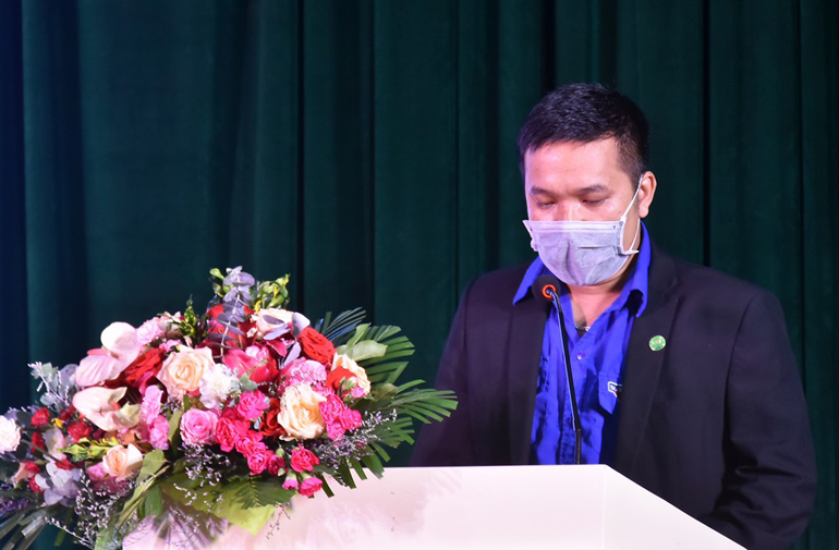 Anh Nguyễn Tuấn Anh - Phó Bí thư Đoàn trường Cao đẳng Y tế Lâm Đồng, đội trưởng đội hình thanh niên tình nguyện phát biểu quyết tâm trước khi lên đường