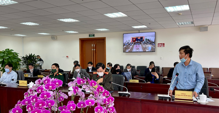 Quyền Giám đốc Sở Thông tin truyền thông Lâm Đồng ông Huỳnh Minh Hải phát biểu: Hiện nay Sở đang chạy thử nghiệm phần mềm quản lý toàn bộ lái xe trong tỉnh, ứng dụng quét thông tin khai báo y tế điện tử, đang thử nghiệm tại các chốt Đạ Chais, Đơn Dương và Đạ Huoai; Lâm Đồng đã có phần mềm Covidmap đang chạy được 4 ngày; việc trang bị máy tính đã kịp thời triển khai hết tất cả các chốt, quét mã vạch; công tác tiêm chủng vắc xin Covid-19, Sở đã phối hợp Sở Y tế để cập nhật phần mềm khai báo y tế và hồ sơ sức khỏe điện tử cho người tiêm chủng