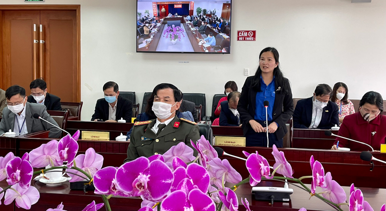 Bí thư Tỉnh đoàn Lâm Đồng Trần Thị Chúc Quỳnh: Tỉnh đoàn tiếp tục bổ sung tình nguyện viên, giảng viên, giáo viên trẻ cho các vùng dịch phía Nam; đề xuất cần ưu tiên tiêm vắc xin cho đội hình tình nguyện đi hỗ trợ chống dịch các tỉnh bạn. Hiện các đội phản ứng nhanh và các chuyến xe yêu thương tiếp tục hỗ trợ cho vùng dịch các tỉnh phía Nam, Phú Yên và tiếp tục vận chuyển hàng đến tất cả các tỉnh miền Đông Nam bộ