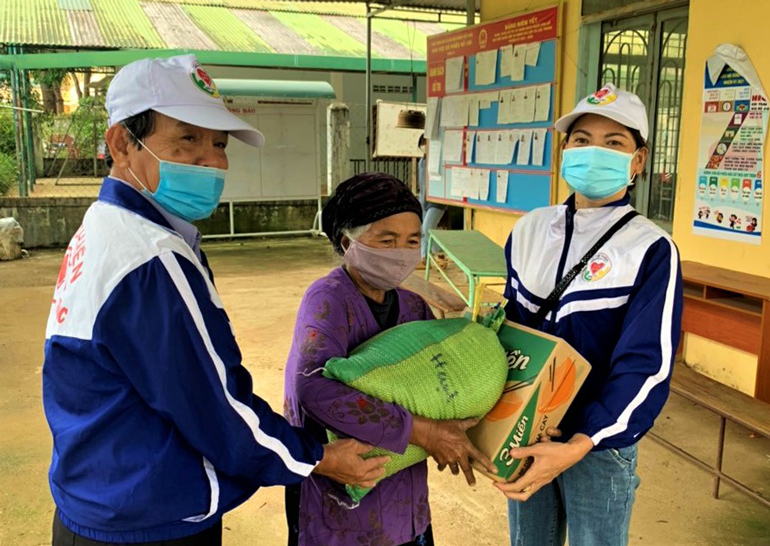 Bảo Lộc: Hơn 550 phần quà đến với người có hoàn cảnh khó khăn do ảnh hưởng bởi dịch Covid – 19