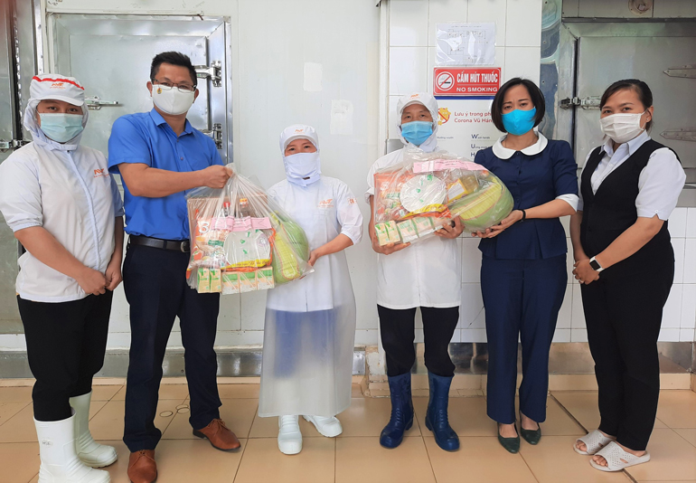 Liên đoàn Lao động TP Bảo Lộc tặng quà cho các công nhân, lao động khó khăn