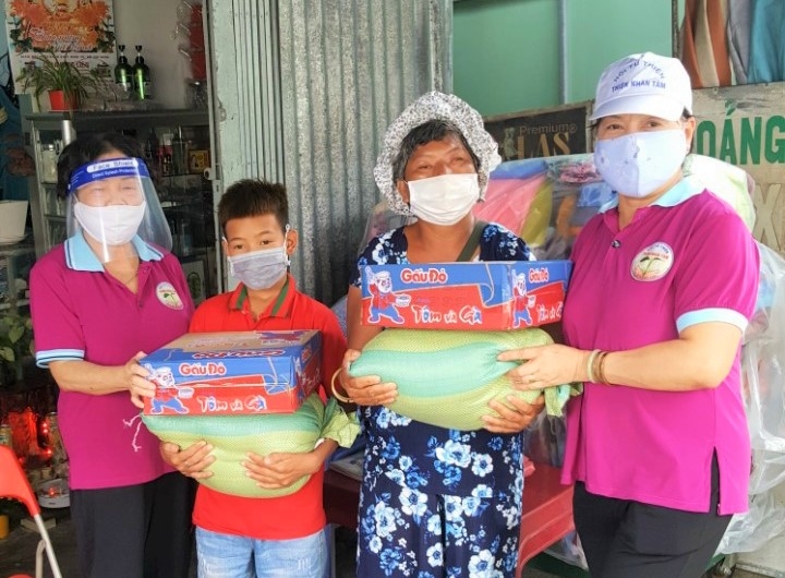 Nhóm Thiện Nhâm Tâm tặng quà chia sẻ khó khăn cùng các hoàn cảnh yếu thế