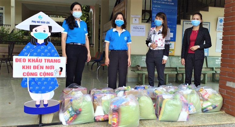 Hội Liên hiệp Phụ nữ TP Bảo Lộc trao tặng quà cho các hội viên khó khăn
