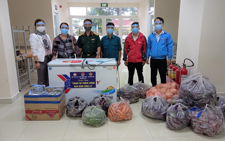 Bảo Lộc: Tặng tủ lạnh và hơn 200 nón kính chắn giọt bắn cho lực lượng tuyến đầu