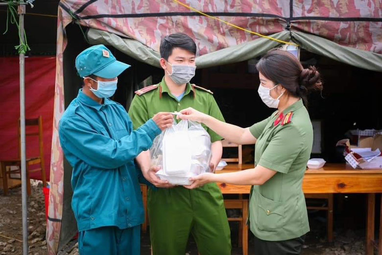 Tiếp sức cho lực lượng chốt kiểm soát dịch COVID-19