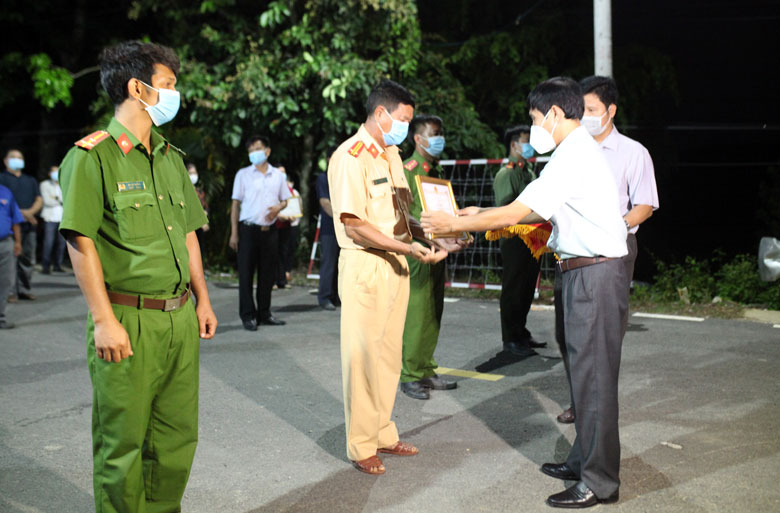 Phó Bí thư Thường trực Huyện ủy Đạ Tẻh Nguyễn Mạnh Việt trao tặng bằng khen cho các cá nhân có thành tích trong công tác phòng chống dịch Covid-19 xã Mỹ Đức