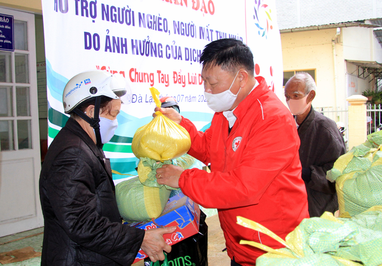 Đà Lạt: 100 người đi Chợ Nhân đạo