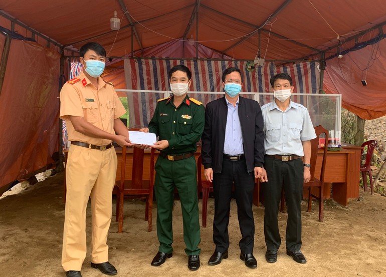 Đại tá Nguyễn Bình Sơn - Ủy viên Ban Thường vụ Tỉnh ủy, Chỉ huy trưởng Bộ Chỉ huy Quân sự tỉnh tặng quà động viên cán bộ tại khu cách ly tập trung ở Trường Dân tộc Nội trú huyện Đam Rông