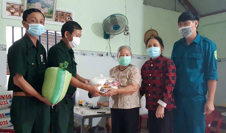 Hội Cựu chiến binh huyện Đạ Tẻh trao tặng quà cho các hội viên, người dân khó khăn tại xã Mỹ Đức