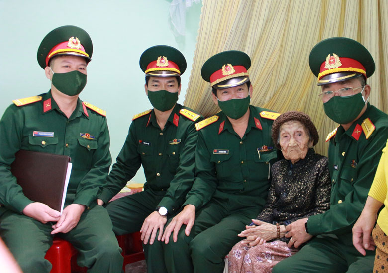 Thủ trưởng Bộ Chỉ huy Quân sự tỉnh thăm các gia đình chính sách, người có công