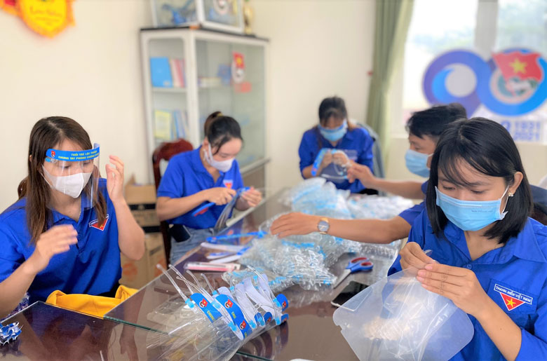 Tuổi trẻ Bảo Lâm làm 1.500 nón kính tặng lực lượng tuyến đầu