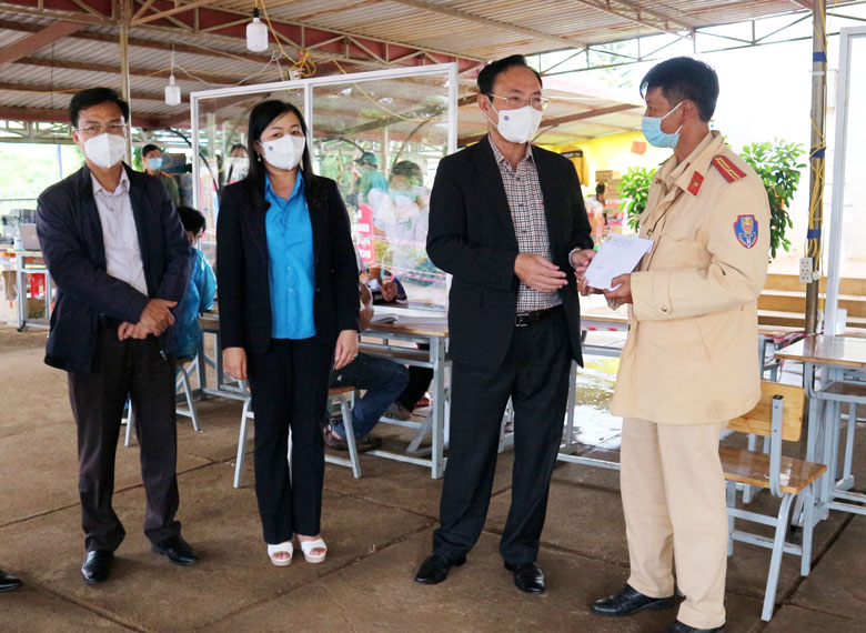 Thăm và tăng quà chốt kiểm soát dịch Đinh Trang Thượng