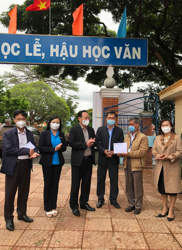 Thăm và tặng quà khu cách ly tập trung huyện Di Linh