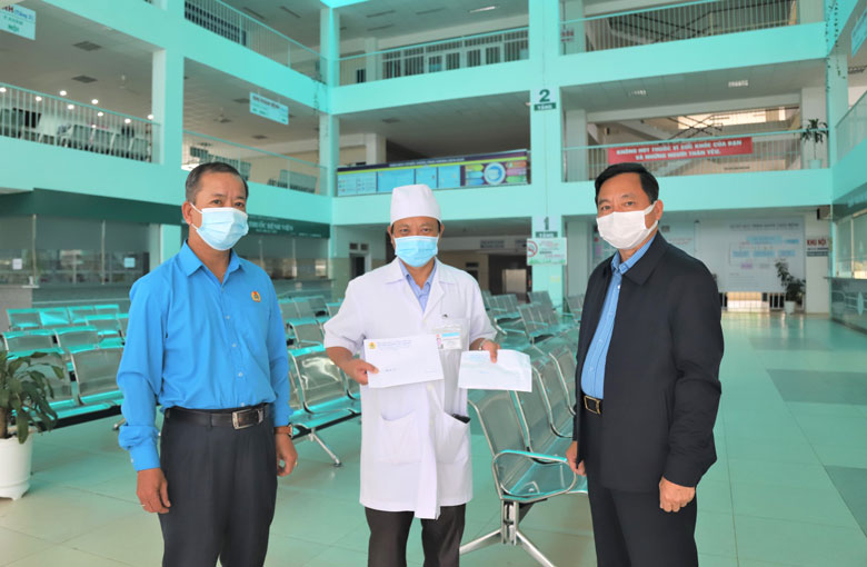 Bí thư Thành ủy Bảo Lộc Nguyễn Văn Triệu và Chủ tịch Liên đoàn Lao động tỉnh Lâm Đồng Hoàng Liên thăm, động viên và trao kinh phí hỗ trợ cho Bệnh viện II Lâm Đồng