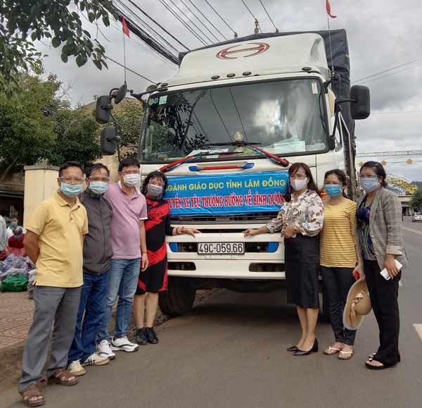 “Chuyến xe yêu thương” của ngành Giáo dục Lâm Đồng chở 23 tấn rau, củ, quả hướng về Bình Dương ngày 23/7