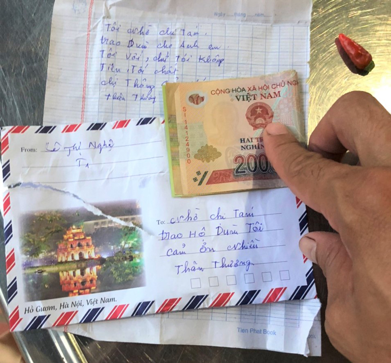 Món quà và bức thư động viên của cụ Nghệ gửi các lực lượng làm nhiệm vụ chống dịch