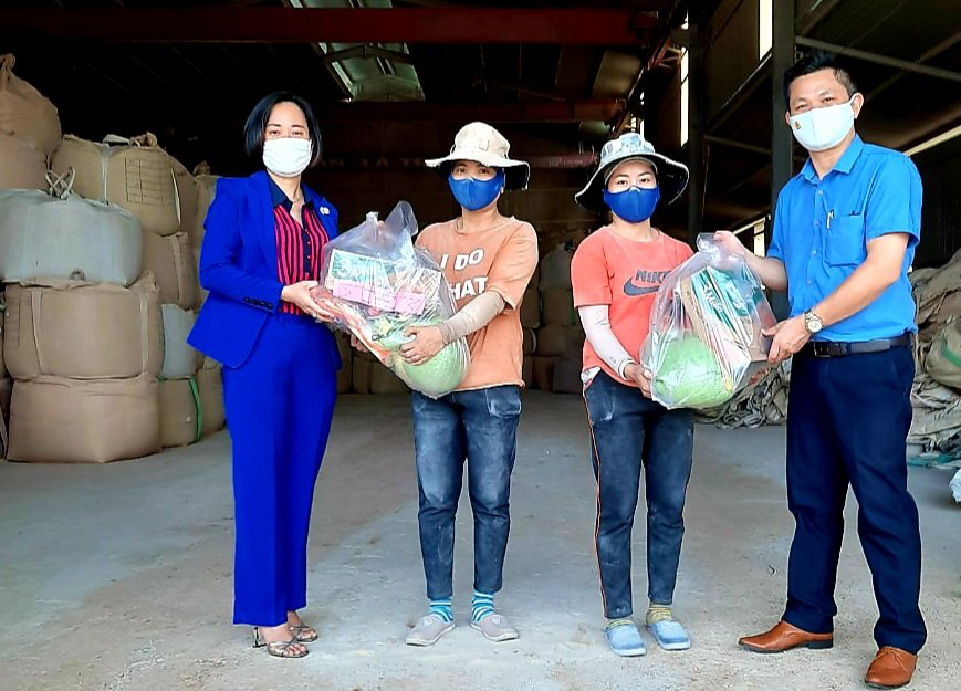 Liên đoàn Lao động Bảo Lộc thăm hỏi, động viên và trao tặng quà cho công nhân lao động bị ảnh hưởng do dịch bệnh Covid-19