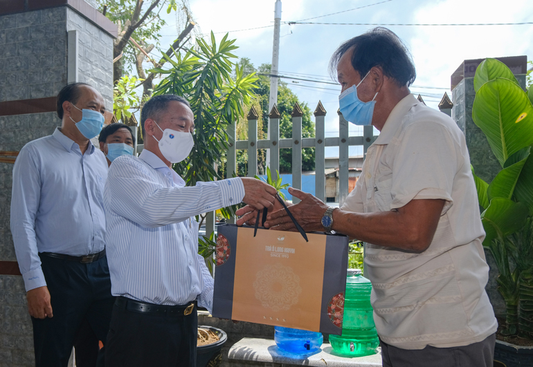 Chủ tịch UBND tỉnh tặng quà lưu niệm cho người dân đồng hành với chính quyền chống dịch
