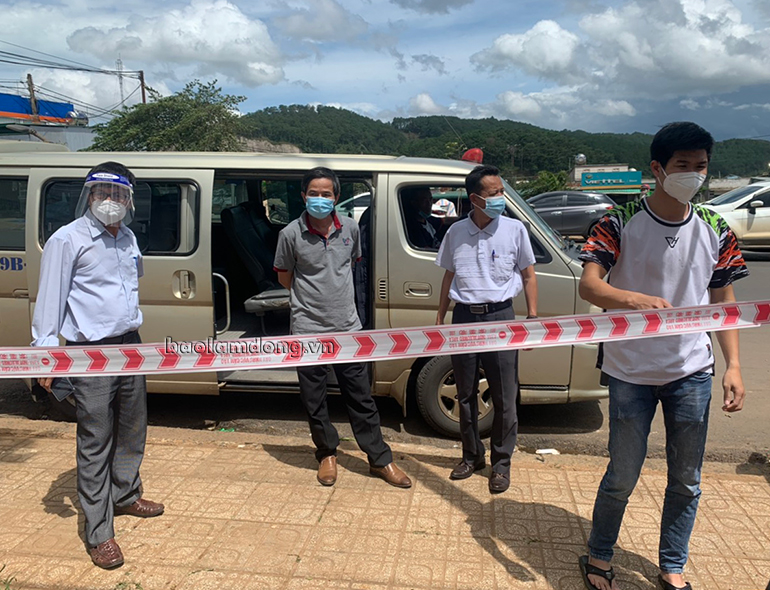 Lực lượng chức năng làm nhiệm vụ tại khu vực phong tỏa xã Hiệp Thạnh, Đức Trọng