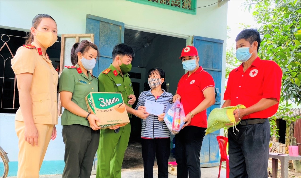 Cát Tiên: Trao tặng 40 phần quà cho các hoàn cảnh khó khăn bị ảnh hưởng bởi dịch Covid – 19