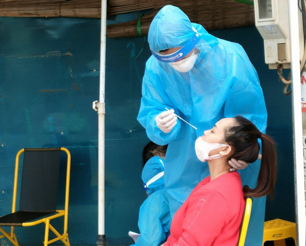Đức Trọng: Lấy mẫu xét nghiệm test nhanh cho tiểu thương chợ Fi Nôm