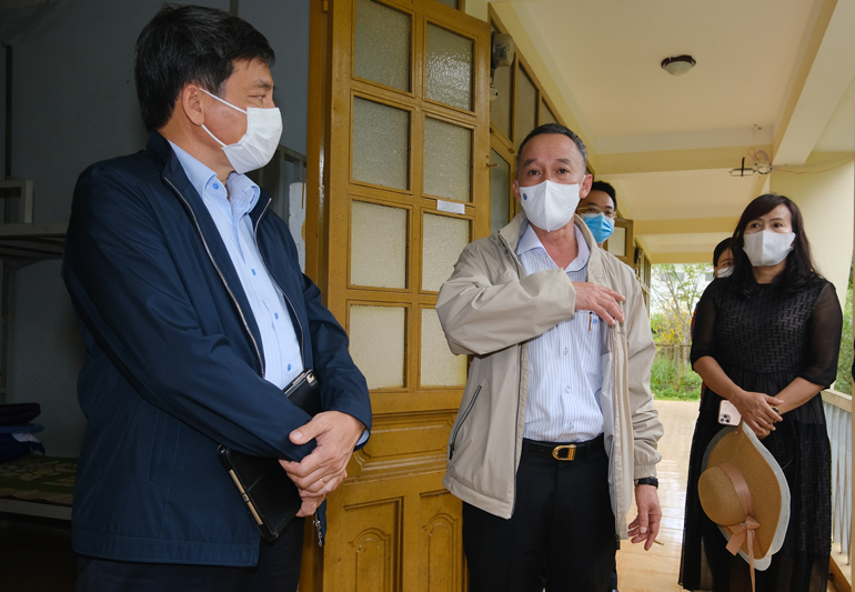 Chủ tịch UBND tỉnh Lâm Đồng Trần Văn Hiệp cùng đoàn công tác của tỉnh kiểm tra công tác chuẩn bị tại khu cách ly y tế tại Trường Cao đẳng Kinh tế và Kỹ thuật Bảo Lộc để đón người dân cách ly trong những ngày tới
