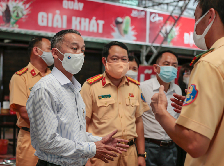 Chủ tịch UBND tỉnh Lâm Đồng Trần Văn Hiệp thăm hỏi, kiểm tra công tác phòng dịch tại chốt kiểm soát dịch đèo Chuối, Quốc lộ 20
