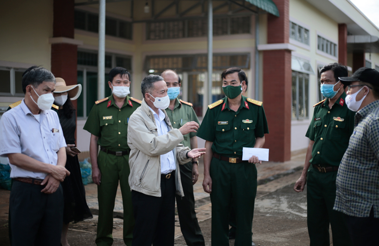 Chủ tịch UBND tỉnh Lâm Đồng Trần Văn Hiệp cùng đoàn công tác của tỉnh kiểm tra công tác thực hiện cách ly tại khu cách ly tập trung ở Trường phổ thông Dân tộc nội trú Đức Trọng