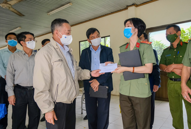 Chủ tịch UBND tỉnh Lâm Đồng Trần Văn Hiệp tặng 50 triệu đồng cho các cán bộ, chiến sỹ làm nhiệm vụ cùng người dân cách ly tập trung trong khu cách ly thuộc Tiểu đoàn Cảnh sát cơ động, Công an tỉnh đóng tại TP Bảo Lộc