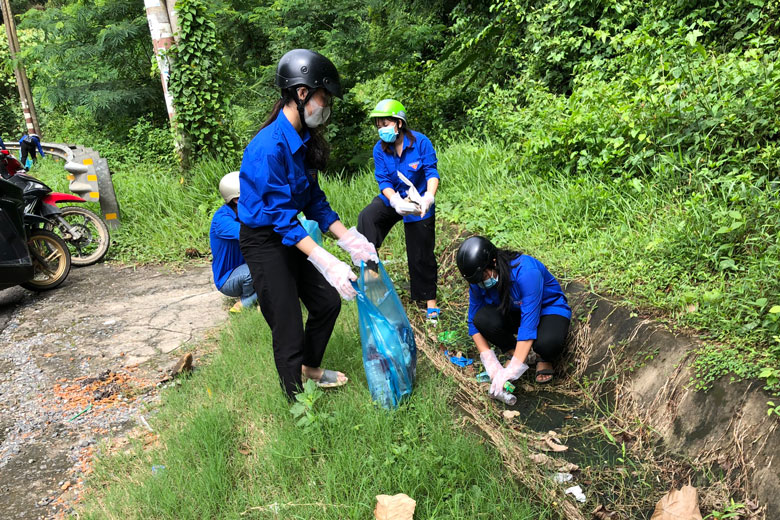 Tuổi trẻ Đạ Huoai ra quân Ngày Chủ nhật xanh