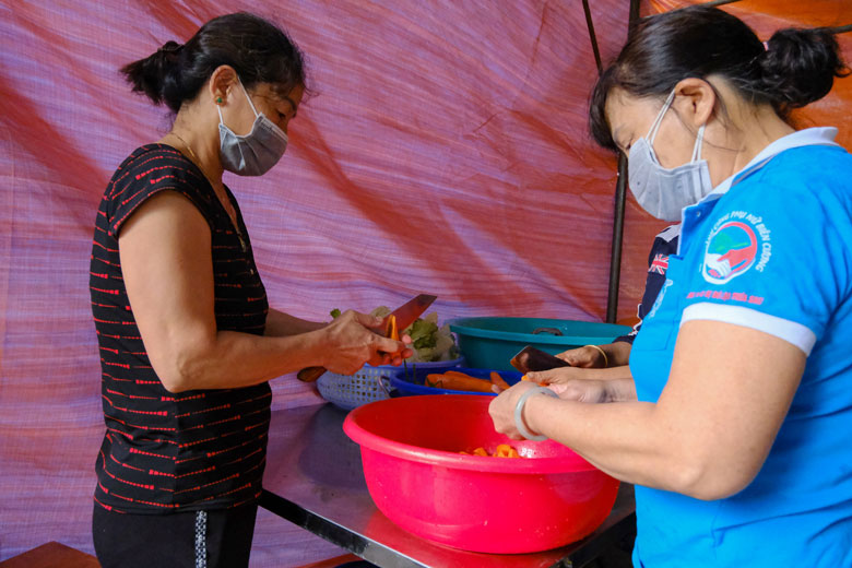 Thực phẩm được cung cấp cho khu cách ly được mua từ các địa chỉ uy tín và được kiểm tra nghiêm ngặt từ lúc nhập vào. Nơi chế biến đảm bảo vệ sinh, công tác khử khuẩn thực hiện tốt