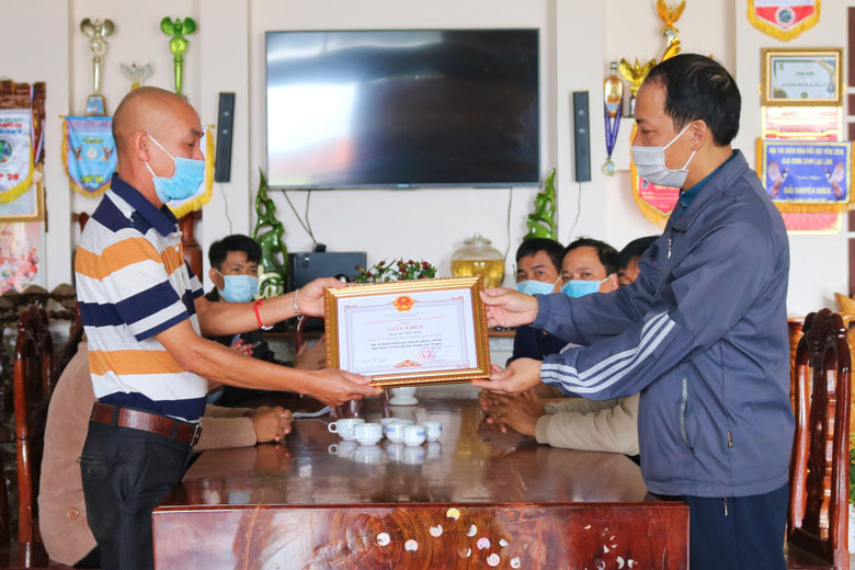 Lạc Dương: Khen thưởng đột xuất quán ăn cung cấp suất ăn miễn phí cho tài xế vận chuyển hàng hóa trên Quốc lộ 27C
