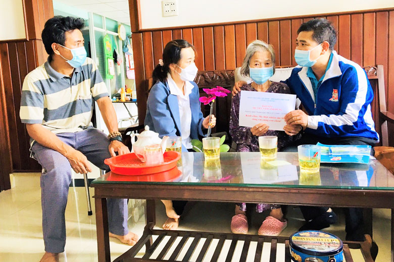Bảo Lộc: Thăm, tặng quà tri ân các Mẹ Việt Nam Anh hùng