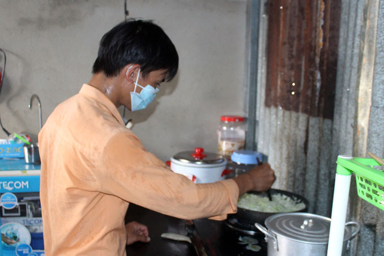 Bếp lửa ấm và những trái tim hồng ở khu vực cách ly