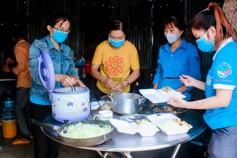 Hội Phụ nữ xã Đạ Oai phân công nhiệm vụ luân phiên đi chợ, lo cơm nước tại khu vực cách ly xóm Đạ Gối