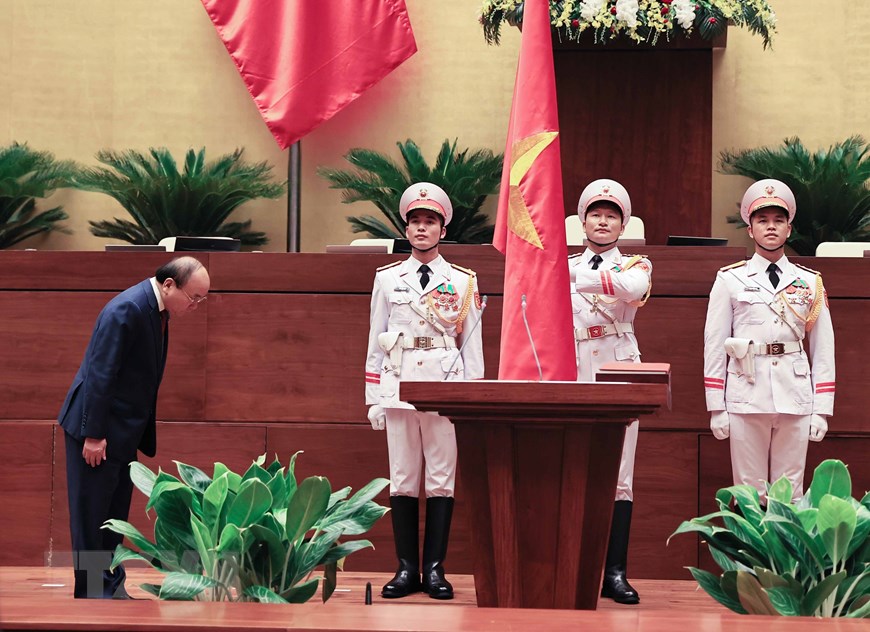 Chủ tịch nước Nguyễn Xuân Phúc thực hiện nghi thức tuyên thệ. (Ảnh: Thống Nhất/TTXVN)