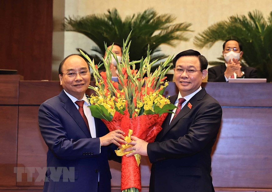 Chủ tịch Quốc hội Vương Đình Huệ chúc mừng Chủ tịch nước Nguyễn Xuân Phúc. (Ảnh: Thống Nhất/TTXVN)