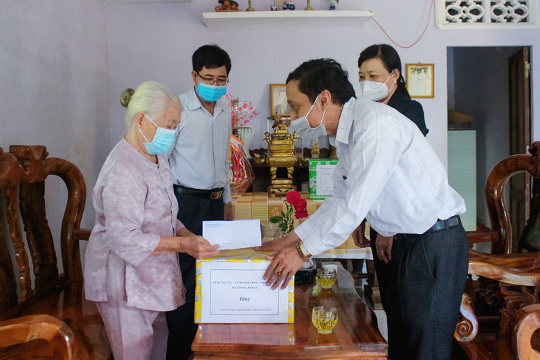 Đạ Huoai: Thăm hỏi, tặng quà thân nhân gia đình liệt sỹ