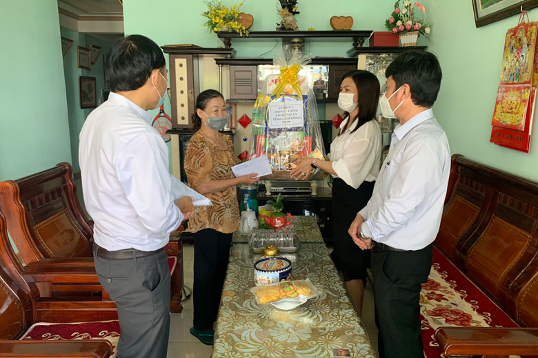 Đơn Dương: Thăm các gia đình chính sách nhân Ngày Thương binh - Liệt sỹ