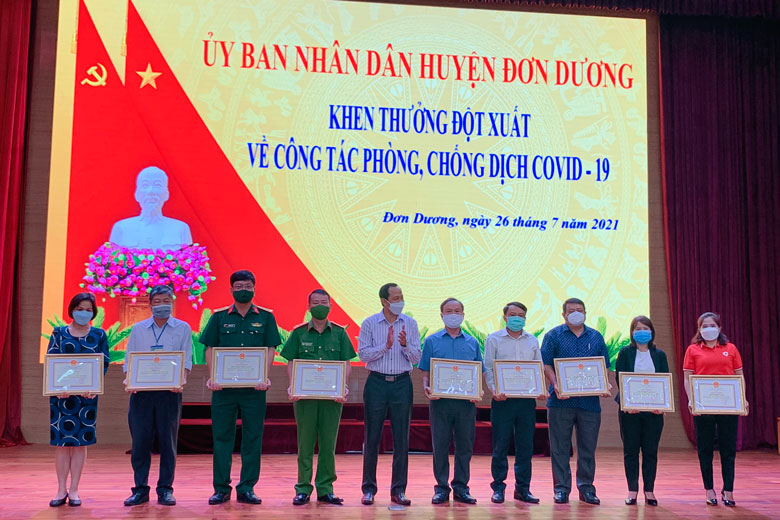 Lãnh đạo huyện Đơn Dương trao giấy khen cho các tập thể