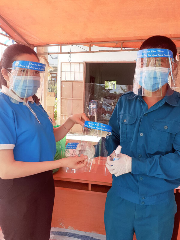 Phụ nữ Lâm Hà làm mặt nạ ngăn giọt bắn tặng lực lượng phòng chống dịch