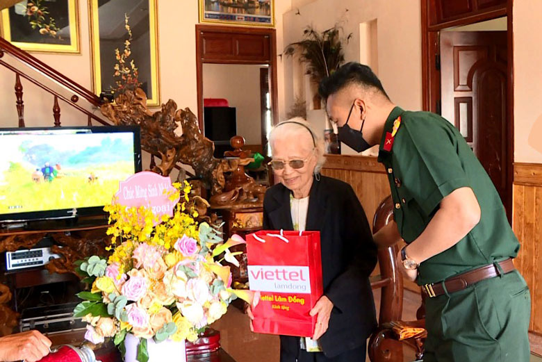 Viettel Lâm Đồng triển khai nhiều hoạt động đền ơn đáp nghĩa thiết thực