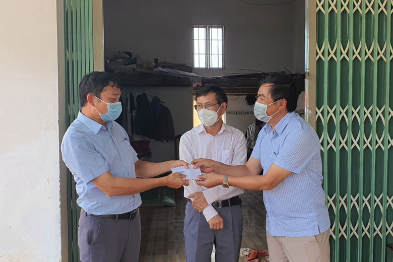 Đồng chí Đặng Đức Hiệp trao tiền hỗ trợ cho lực lượng làm nhiệm vụ tại các chốt kiểm soát phòng chống dịch bệnh Covid-19 tại Lâm Hà